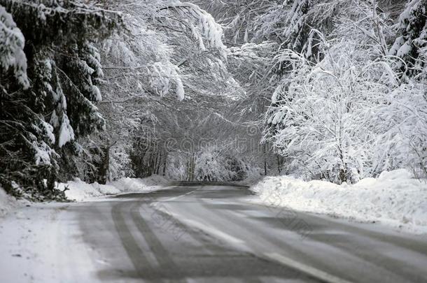 空的路和雪银行向侧