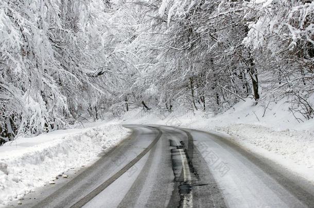 空的路和雪银行向侧