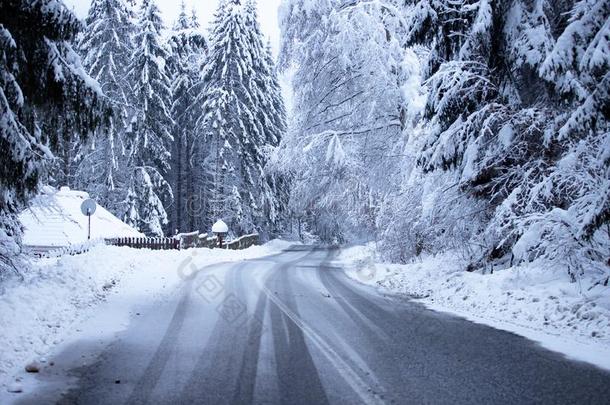 空的路和雪银行向侧