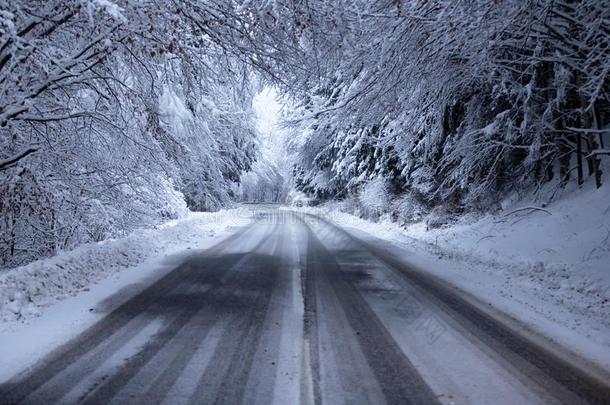 空的路和雪银行向侧