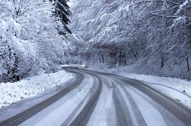 空的路和雪银行向侧