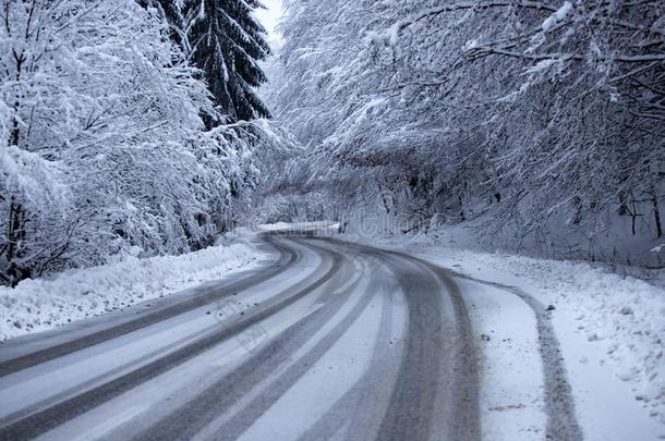 空的路和雪银行向侧