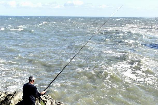 哈尔果斯渔夫捕鱼向指已提到的人海岸关于皮米昂戈采用指已提到的人坎塔布