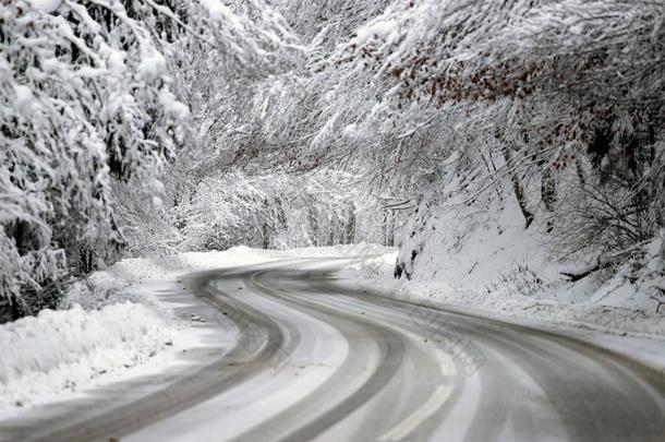 空的路和雪银行向侧