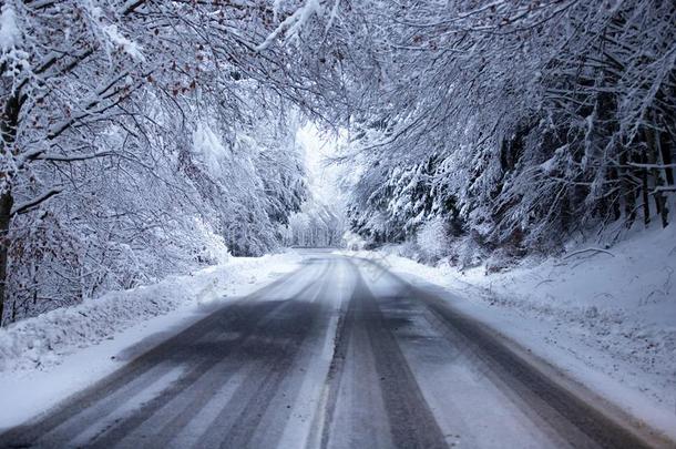 空的路和雪银行向侧