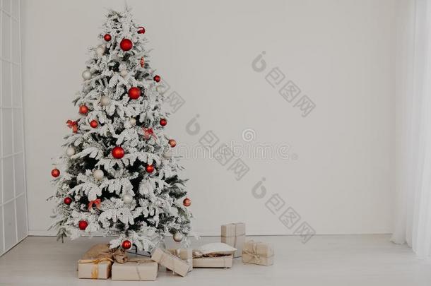 白色的圣诞节树装饰新的年礼物内部假日