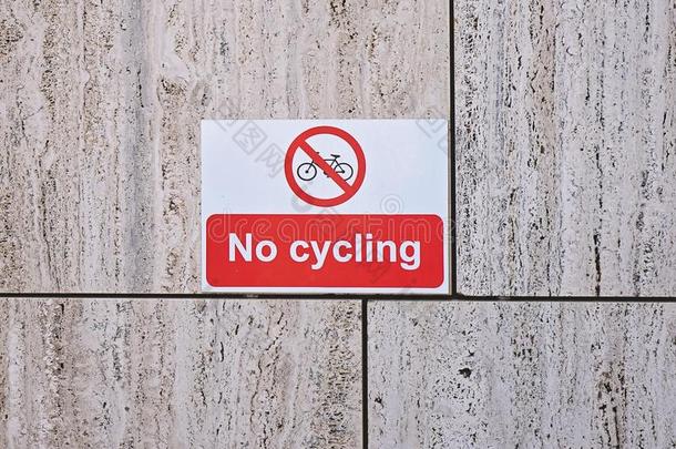 路符号不骑脚踏车兜风向大理石墙和复制品空间,