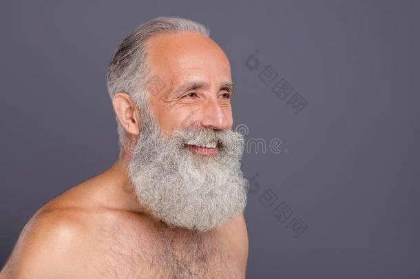 照片关于高兴的老的成熟的男人祖父微笑的牙牙学语坐