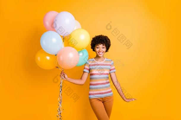 肖像关于欢乐的积极的欢乐的非洲式发型美国人女孩拿住英语字母表的第13个字母