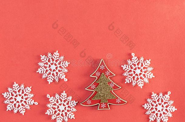 珊瑚背景和装饰的圣诞节树和雪花.