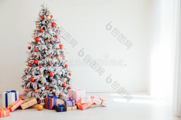 圣诞节树布置礼物新的年在假日冬酿酒的