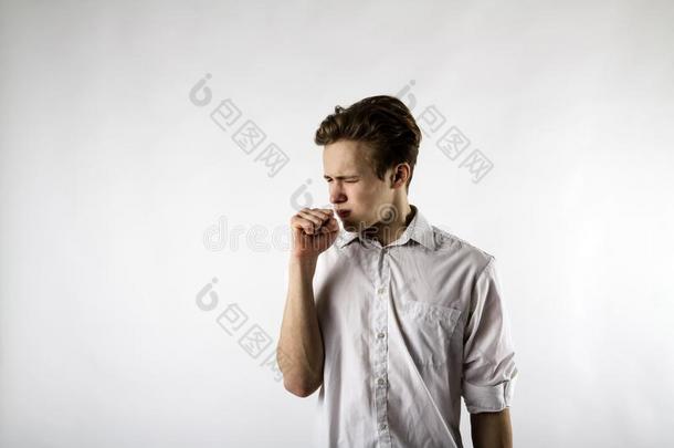 年幼的男人采用白色的是（be的三单形式cough采用g