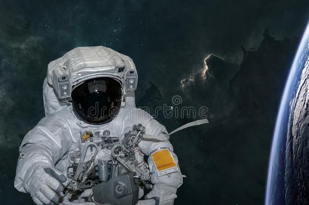 宇航员和行星采用深的空间.科学小说