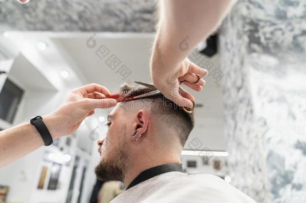 理发和胡须理发采用理发店.男人理发
