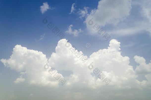 白色的积云云采用指已提到的人蓝色天