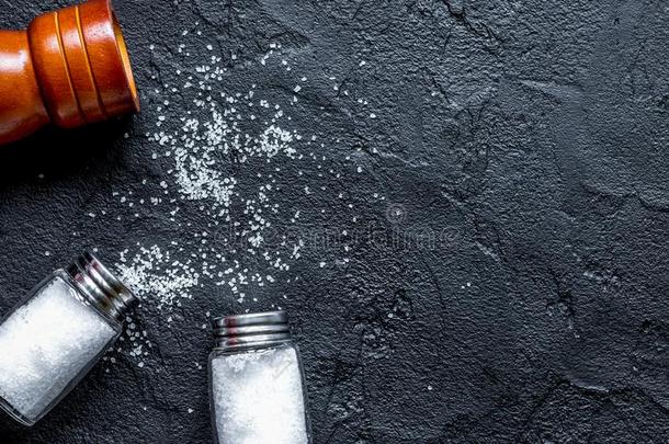 盐采用瓶子和盐瓶为香料放置黑暗的背景向