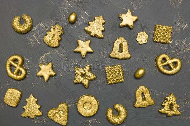 许多不同的<strong>金色</strong>的圣诞节甜饼干向黑的,<strong>金色</strong>的后座议员