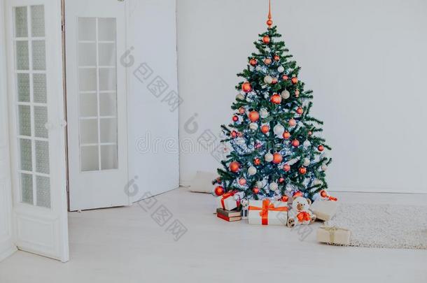 圣诞节树采用指已提到的人白色的过道在圣诞节
