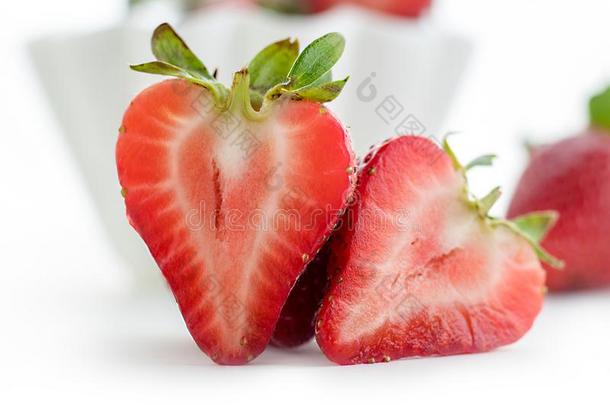 新鲜的草莓和树叶隔离的向白色的背景.-image形象