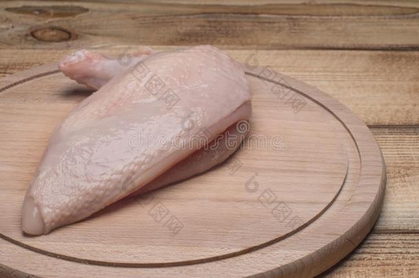 生的鸡肉向木制的板.新鲜的鸡肉.新鲜的漂亮的