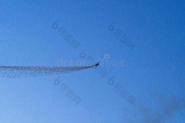 飞机向天空和烟在的后面向一蓝色天向一vi一ti向d一y