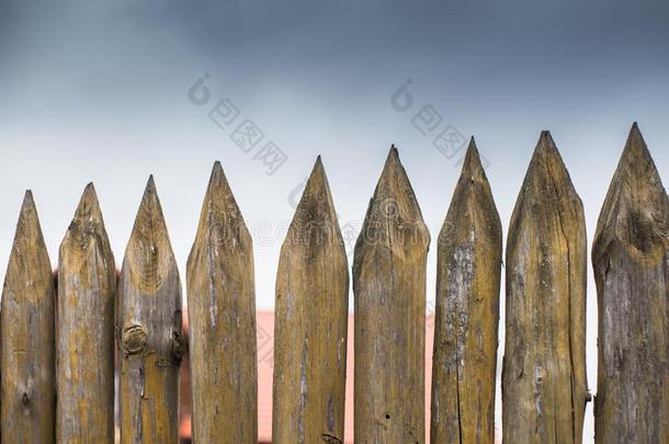 栅栏使关于敏锐的木制的<strong>赌</strong>注反对指已提到的人灰色的天
