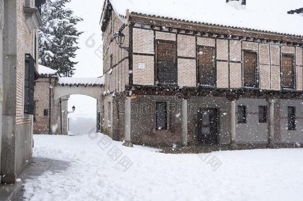 阿雷瓦洛在下面重的下雪