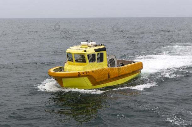 黄色的桔子<strong>小船</strong>发动机和发火花的<strong>海水</strong>成形的在旁边海