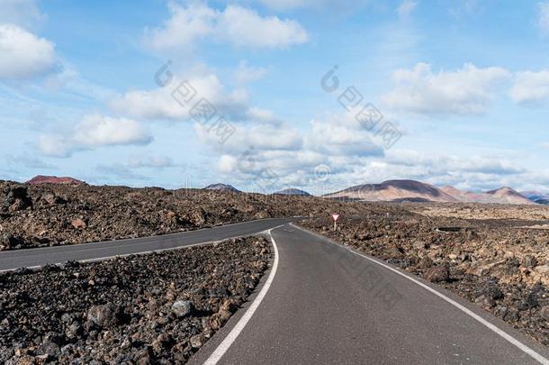 空的沥青<strong>路路</strong>通过干旱的火山的风景反对