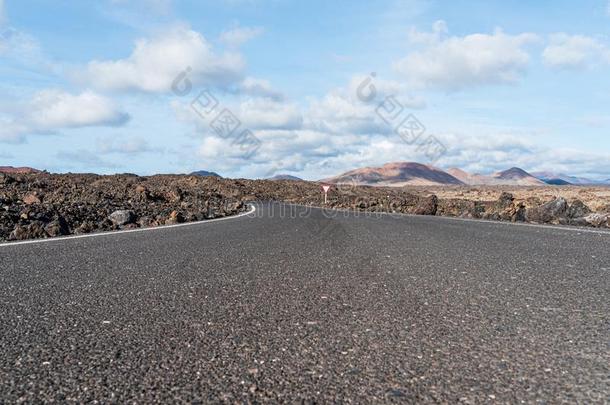 空的沥青<strong>路路</strong>通过干旱的火山的风景反对