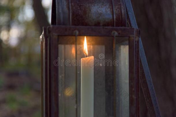 老的-式的蜡烛点火灯笼在的时候早的傍晚小时
