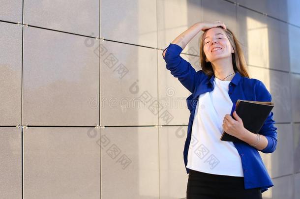 漂亮的学生女孩<strong>改正</strong>头发和保存一天计划者,学生