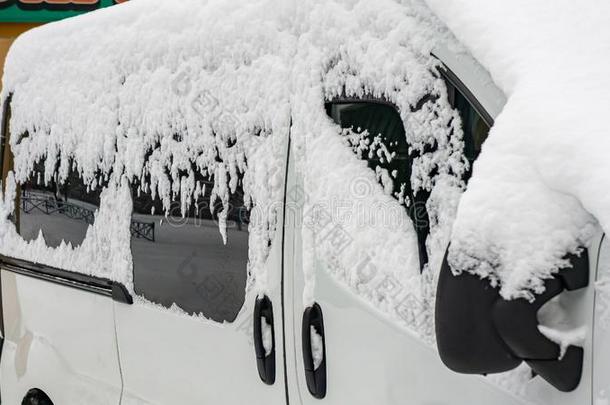 冷冻的汽车,白色的小型货车大量的雪在冬一天.都市的scenario电影脚本