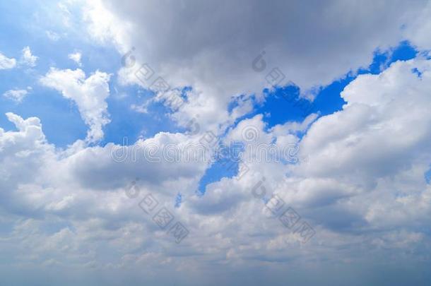 清楚的蓝色天和白色的松软的云采用夏季节在正午