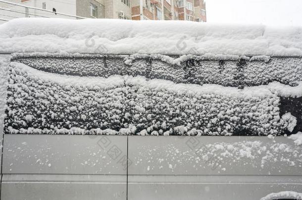 冷冻的汽车,白色的小型货车大量的雪在冬一天.都市的scenario电影脚本