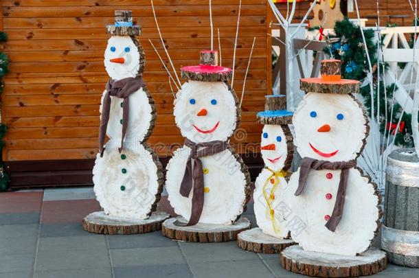 雪人使关于木材采用城市公园.装饰为圣诞节和