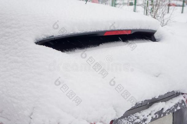 雪向cablerelaystations电缆继电器站后的下雪.冬都市的地点.饲养窗