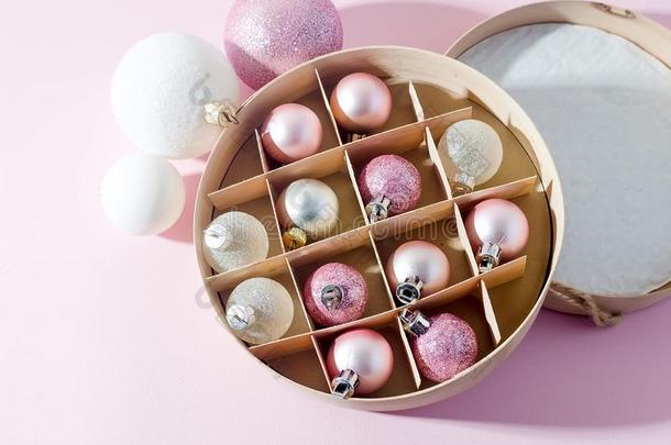 粉红色的圣诞节你是个圆球。木制的圆形的盒向粉红色的纸backg圆形的