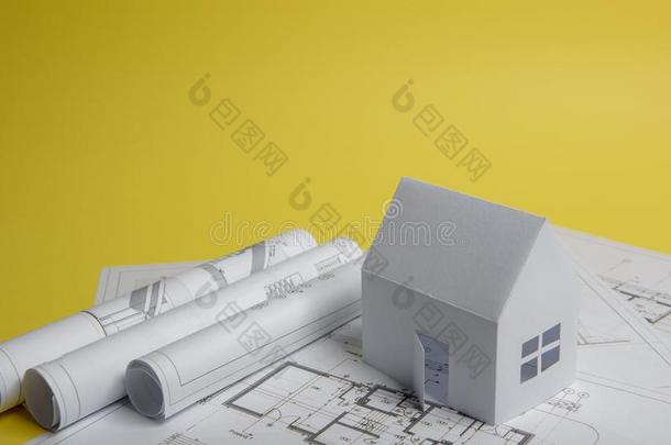 白色的家庭纸房屋,房屋项目计划和蓝图向