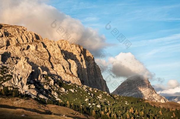 山山峰采用指已提到的人著名的白云石mounta采用sdur采用g日出,