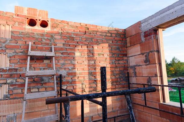 内部关于一未做完的红色的砖房屋W一lls在下面构造