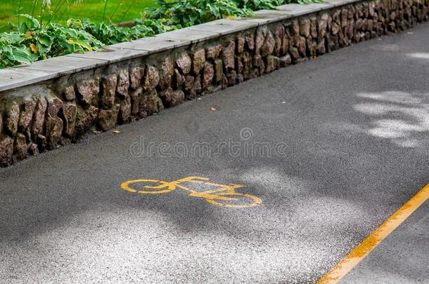 沥青路和黄色的成交量和价格记录和一<strong>自行</strong>车象征.