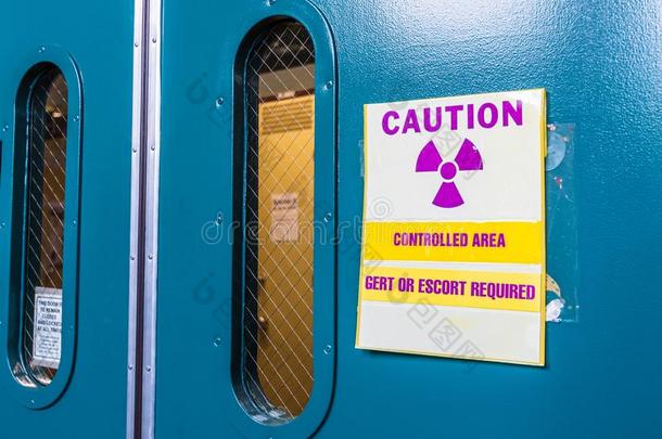 电离辐射警告象征显示在指已提到的人入口向一