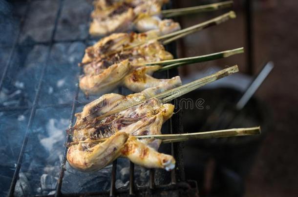 南方东亚洲人食物.烤的鸡.烤的barbecue吃烤烧肉的野餐鸡.条