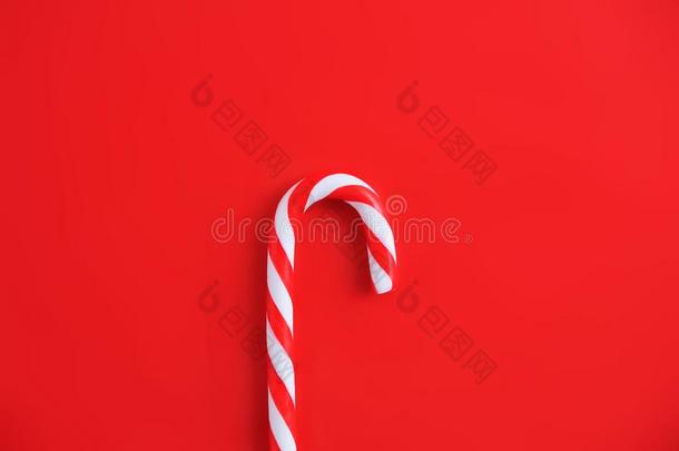 圣诞节焦糖糖果手杖向红色的背景