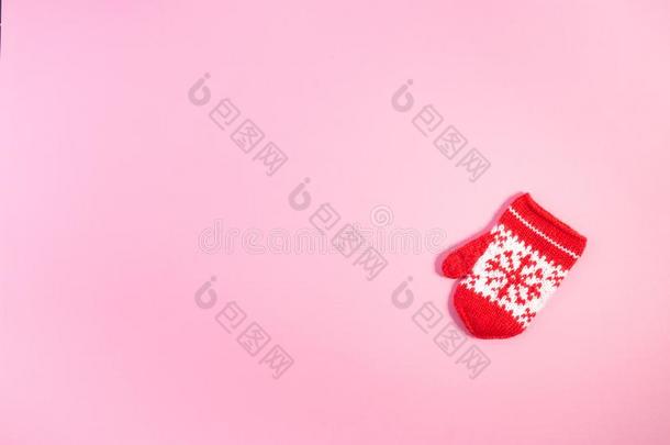 圣诞节红色的愈合连指手套和雪花动机.