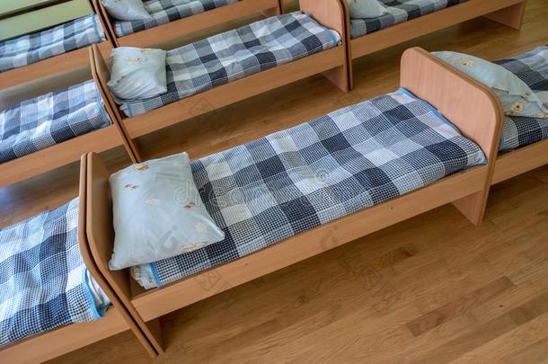 许多小的卧室s卧室采用日托学前班空的卧室