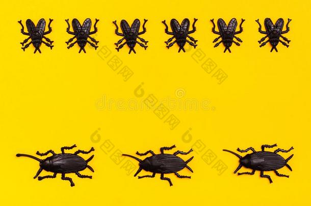 黑的塑料制品蟑螂和黑的塑料制品苍蝇向一黄色的c一