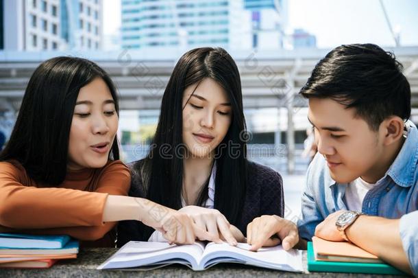 组学生学习做研究向便携式电脑一次