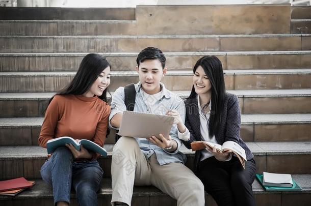 组学生学习做研究向便携式电脑同时一次